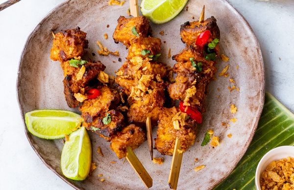 Liggend beeld tempeh saté