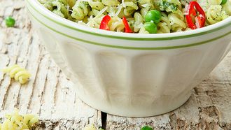 Afbeelding van pasta met pesto van doperwtjes en munt voor gerechten die je warm en koud kunt eten
