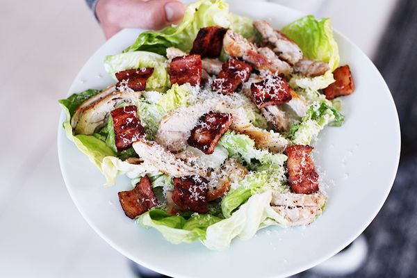 Caesar salade met kip en spek