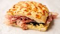 Belegde focaccia als illustratie van Italiaanse broodjes om zelf thuis te maken