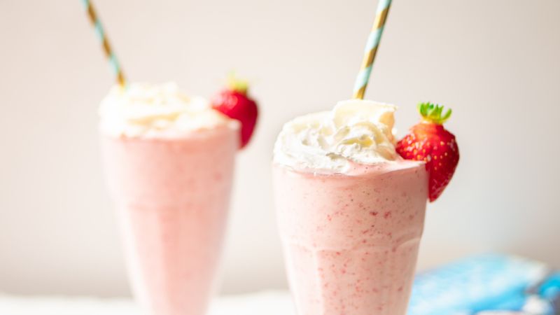 Aardbeien milkshake maken