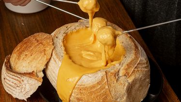 Kaasfondue ter illustratie van wijn bij kaasfondue