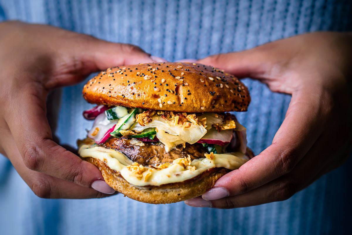 Portobelloburger met wasabimayo en pickles