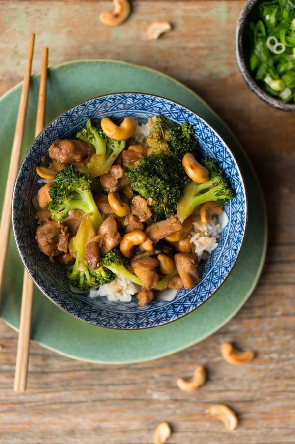 kip cashewnoten en broccoli