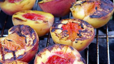 perzikken op de barbecue en ander fruit