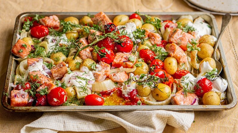 Zomerse ovenschotel met krieltjes, zalm en tomaat
