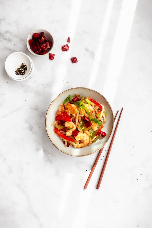 Udon noodles uit de wok met garnaal