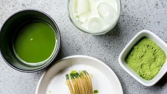 matchalatte met matchapoeder en matchawhisk voor verschillende matcha latte variaties