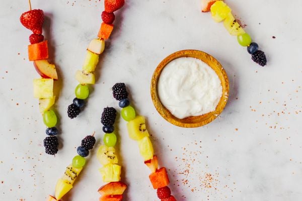 Regenboog fruitspiesjes maken
