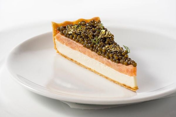Michelinsterrenrestaurat Emeril's beroemde zalm cheesecake met kaviaar