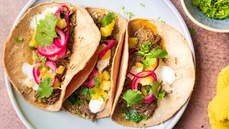 Taco's met barbacoa en ananas