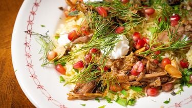 Lamsschouder met rijst, amandelen en kruiden