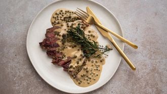 Steak met klassieke pepersaus