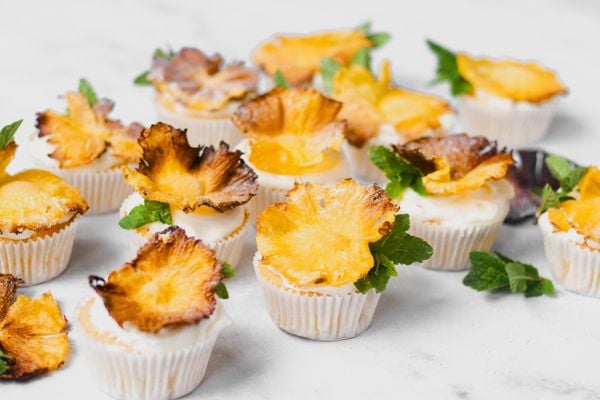 Ananascupcakes ananasbloemen kokoscupcakes cupcakes met ananas