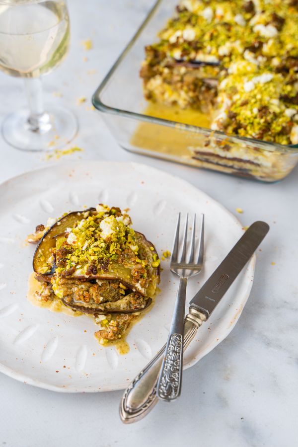 aubergine lasagne met gehakt, feta en pistache