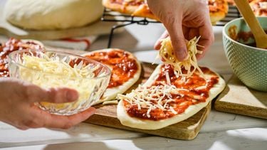 mini-pizza's voor in de pizzarette ter illustratie van recepten met een pizzarette