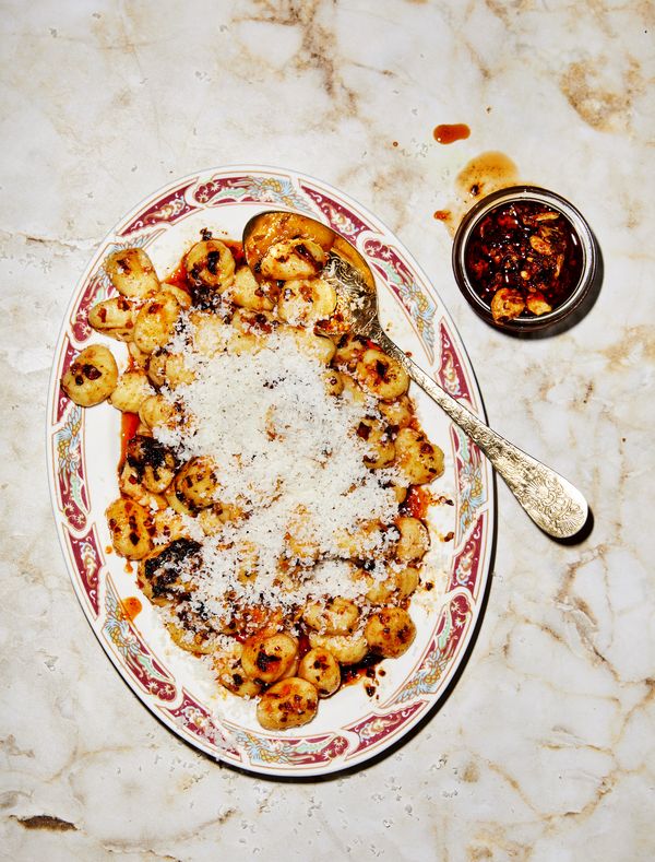 Gnocchi met crispy chili oil en parmezaan van Job & Perry