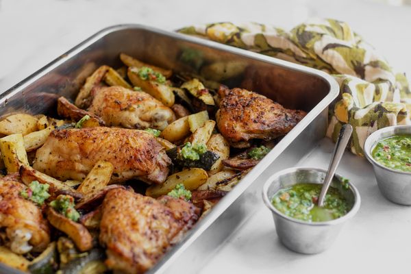 Sappige kippendijen uit de oven met chimichurri