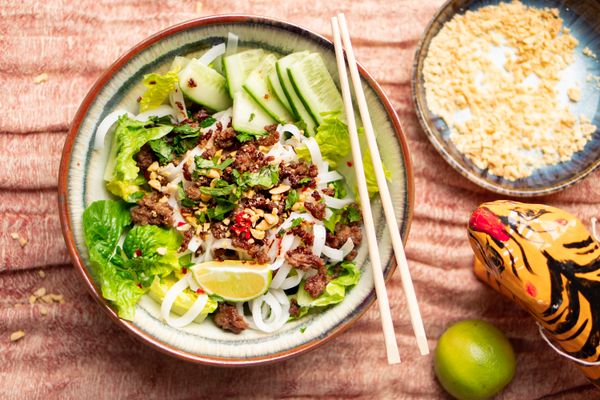 Vietnamese noedelsalade met gehakt