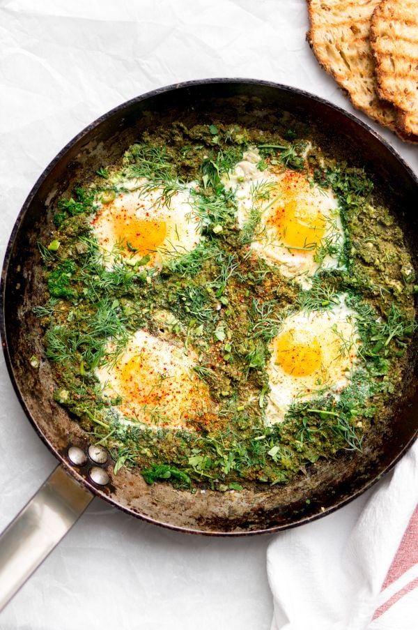 Éénpansgerecht: groene shakshuka met spinazie