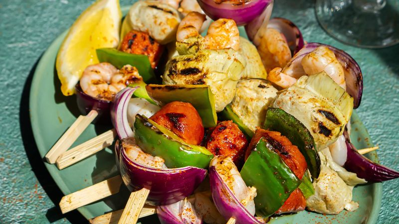 Surf & turf barbecuespiesjes met garnalen chorizo en artisjok