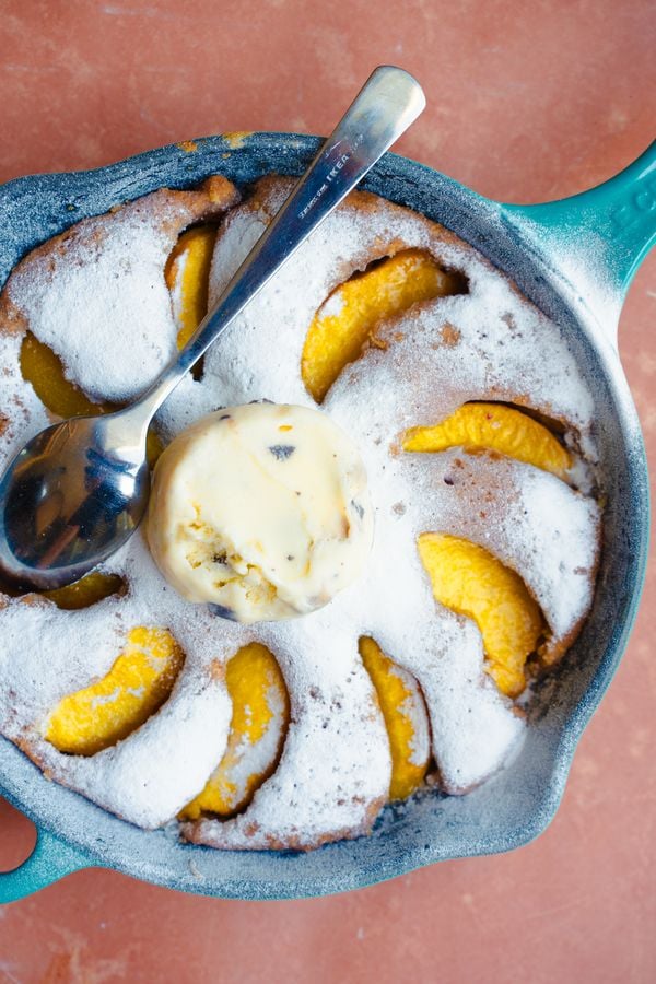 Nectarine cobbler met vanille-ijs: