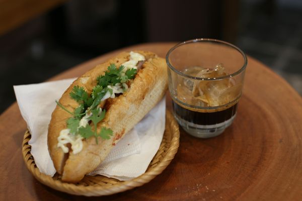 Banh mi met Vietnamese koffie