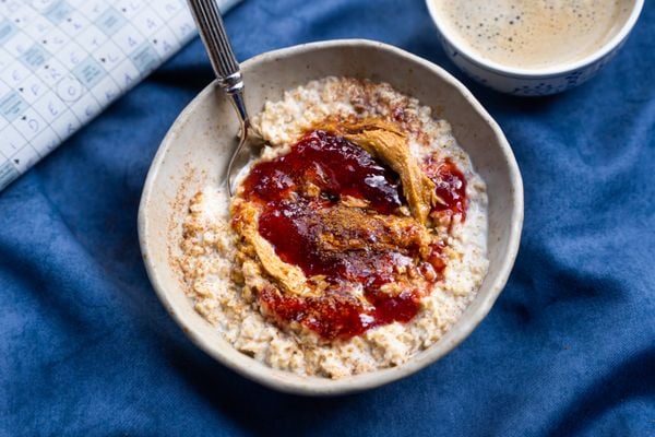 peanut butter & jelly oats (oatmeal with peanut butter and jelly)