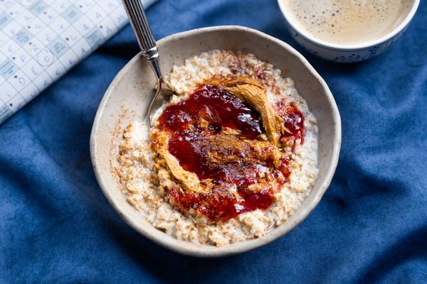 peanut butter & jelly oats (havermout met pindakaas en jam)