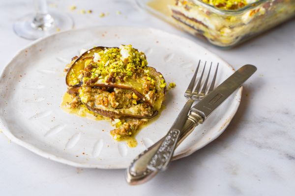 aubergine lasagne met gehakt, feta en pistache