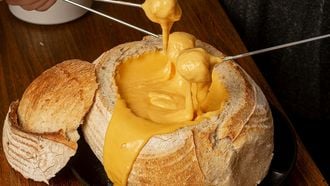 Kaasfondue ter illustratie van wijn bij kaasfondue