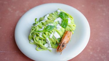 Pasta met garnalen en basilicum
