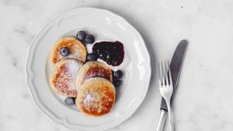 Syrniki | cottage cheese pancakes | cottage cheese pannenkoeken