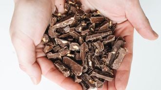 persoon die zelf chocolade aan het maken is