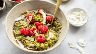 Havermout met matcha, framboos en kokos