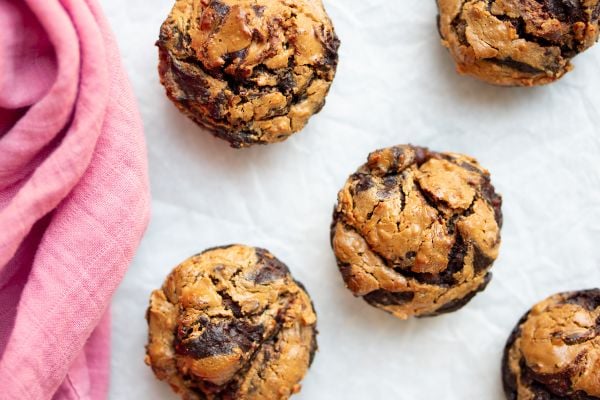 Muffins met chocolade en pindakaas