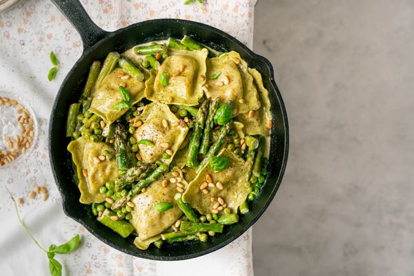 Romige ravioli met groene asperges en tuinerwten