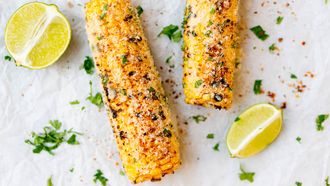 Mexicaanse maiskolven bereiden: Elotes