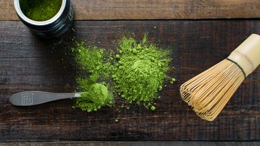 matcha poeder met matcha whisk