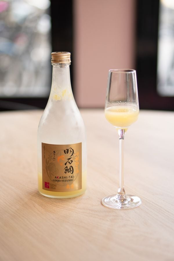 Sake met yuzu bij NAZKA