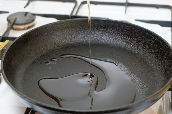 gietijzeren pan met olie