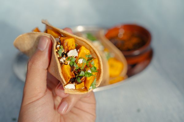 taco met geroosterde pompen en salsa macha