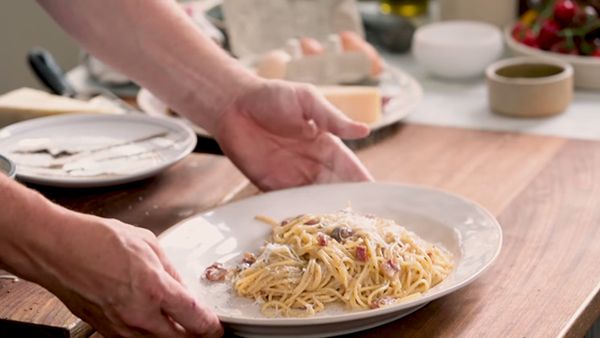 Zo maakt Jamie Oliver pasta carbonara (uiteraard zonder room) - Culy