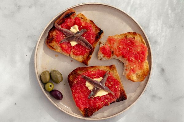 Pan con tomate met ansjovis