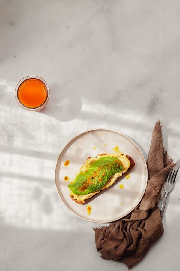 Broodje met avocado en ei | avocado toast met ei