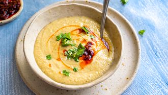 Auberginesoep met harissa-olie