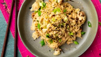 Snelle noedelsalade met miso-bloemkool