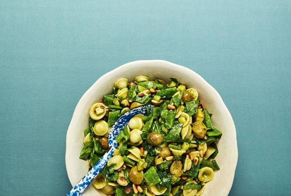 Pastasalade met knalgroene pestodressing van Yvette van Boven