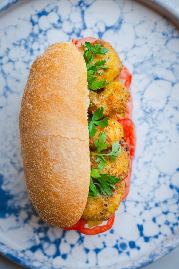 Po’boy met krokante garnalen en remouladesaus