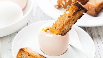 paasontbijt met broodsoldaatjes en ei